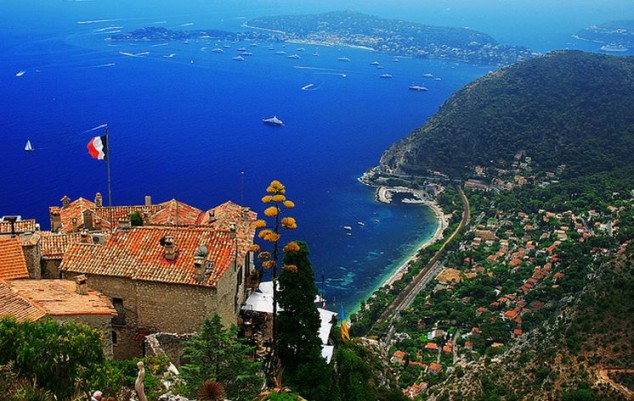 Eze un pueblo medieval con vistas al hermoso mar Mediterráneo