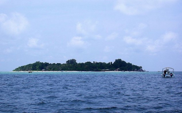 pequeña isla frente a la costa sur-oriental de Sabah