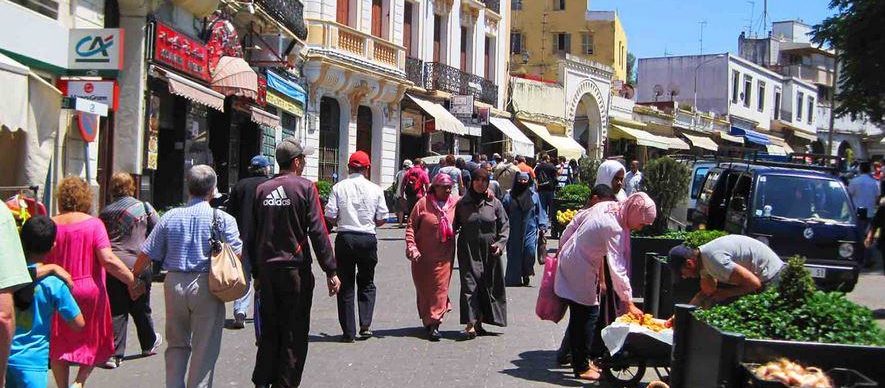viajeros en la calle tanger marruecos